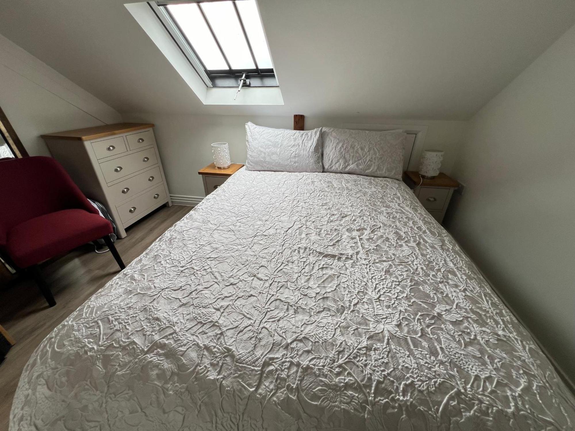 Glastonbury Secret Retreat - 1 Bd Split-Level Apt, Sleeps 3 Exterior foto